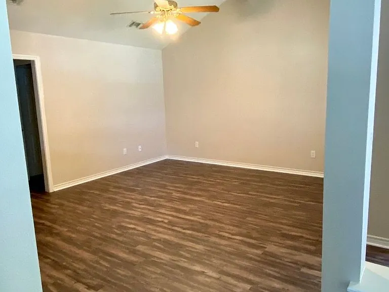 3606 Glenna Ct — Photo 3