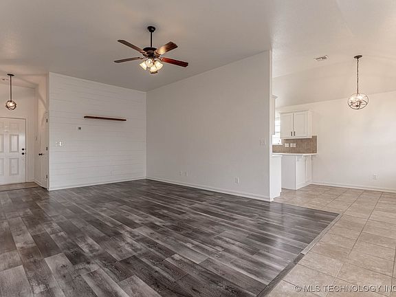4th image of 210 Aspen Dr