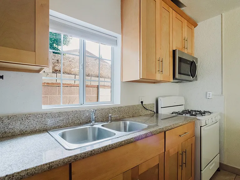 5630 1/2 Craner Ave — Photo 23