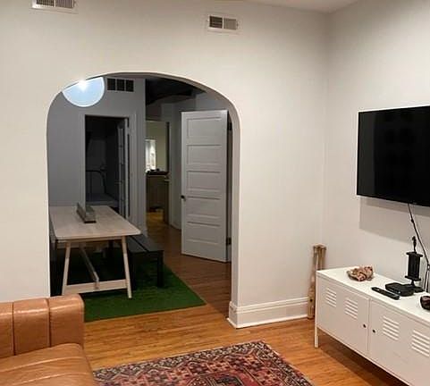 2nd image of 1149 W Waveland Ave #1