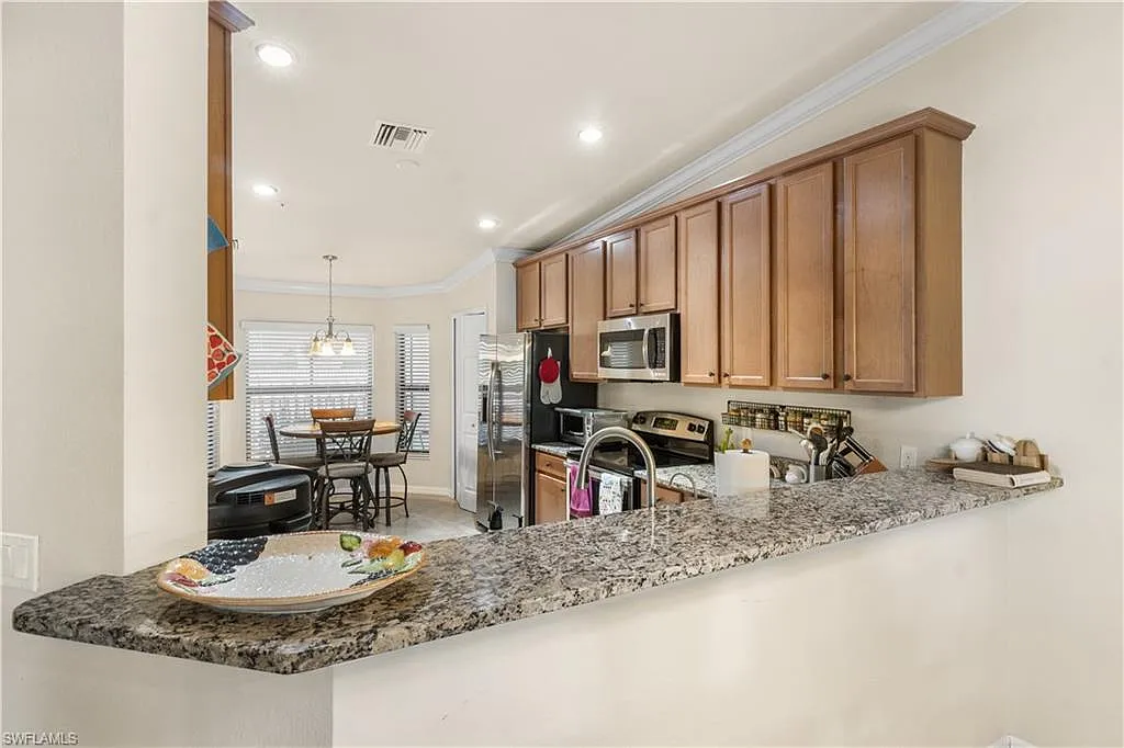 3 bed, 2.0 bath, 1454 sqft, $8,000 — Photo 3