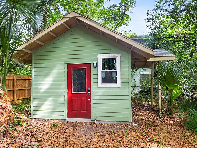 1724 E Maxwell St — Photo 24