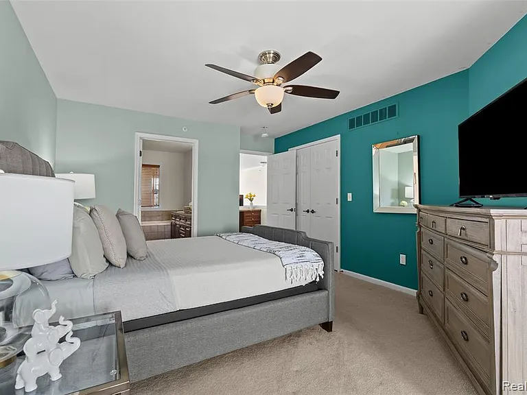 17 N Squirrel Rd — Photo 29