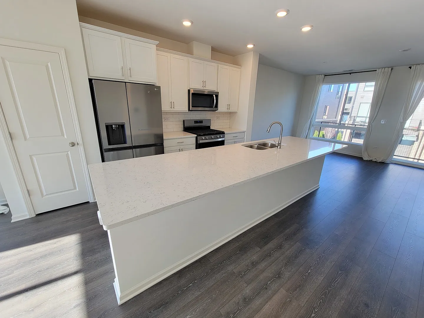 3 bed, 2.5 bath, 1782 sqft, $3,600 — Photo 4
