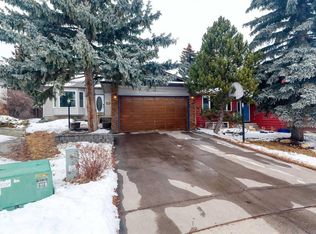 15 SE Edgeland Mews NW, Calgary, AB T3A 4C9