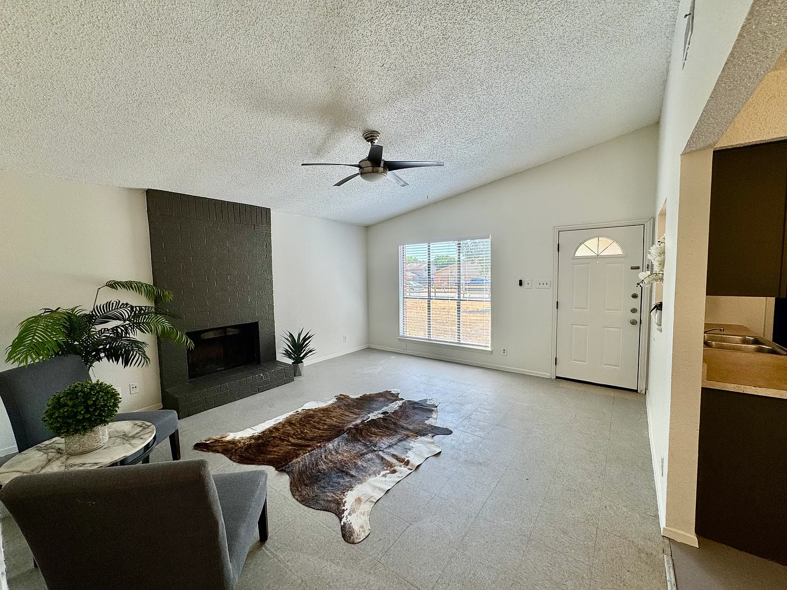 2 bed, 909 sqft, $1,450 — Photo 3