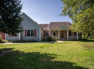 S94W32595 Hickorywood Trl, Mukwonago, WI 53149