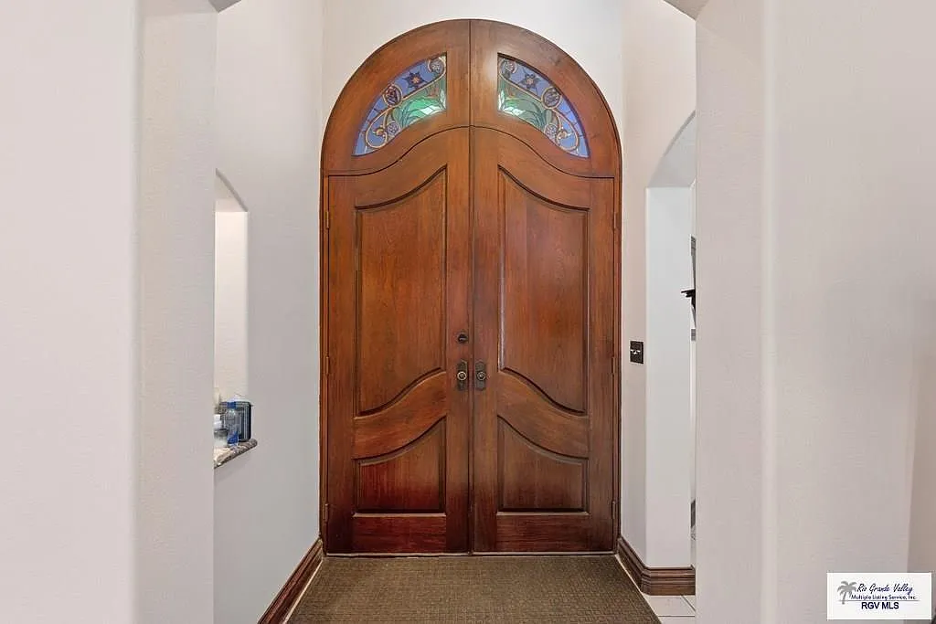 3 bed, 2.5 bath, 2163 sqft, $3,200 — Photo 2
