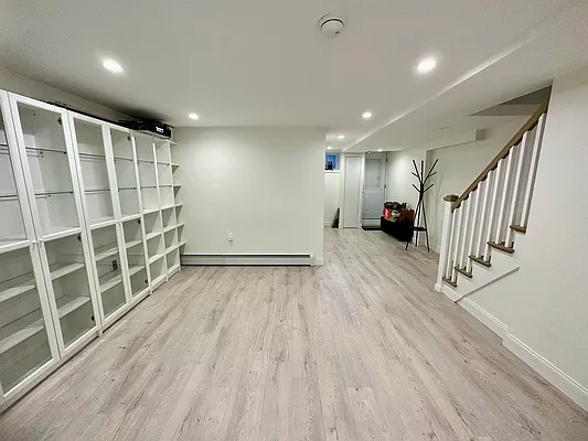 Rented by E Realty International Corp | media 19