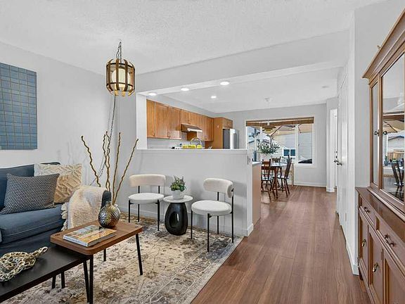 3rd image of 223 E Elgin Point SE