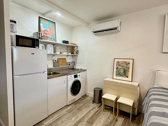 Kitchen with expandable table folded