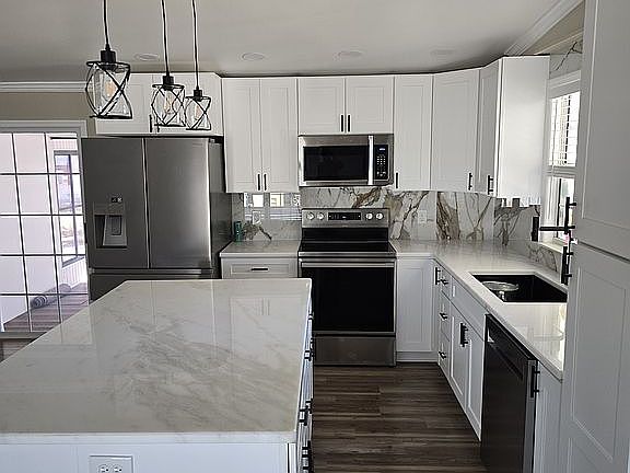 4th image of 1200 Lake Dr