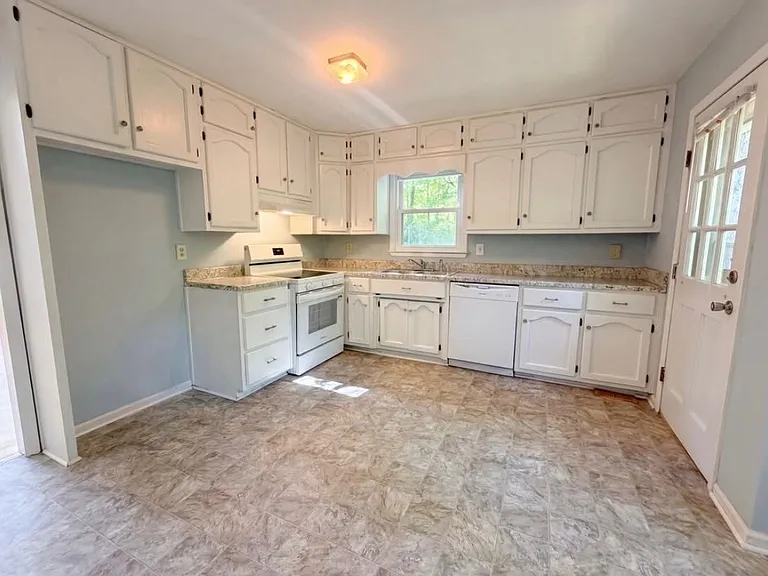 1106 Westridge Cir — Photo 3
