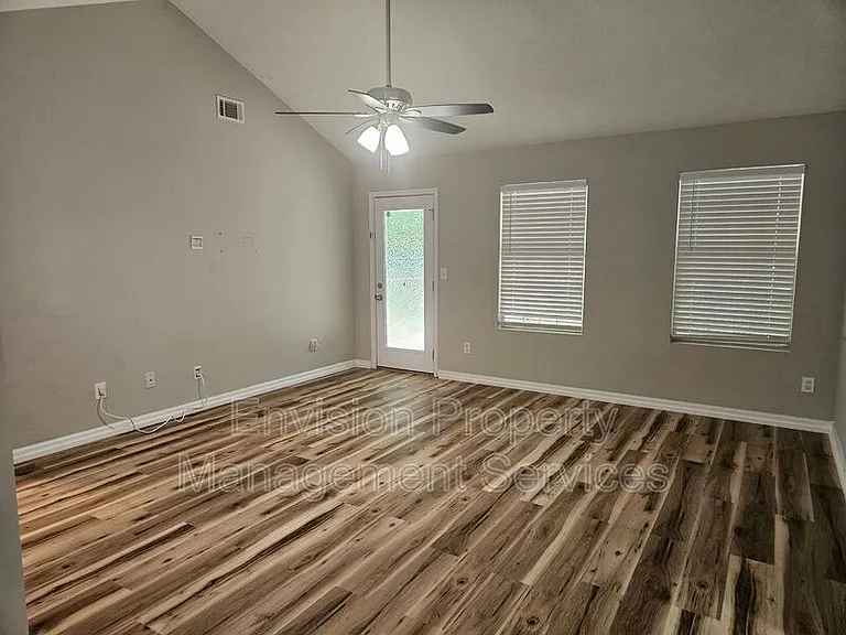 479 Lakeshore Dr — Photo 3