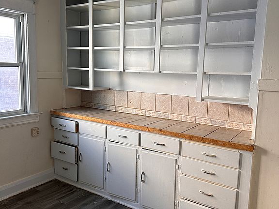 5th image of 643 Chilton Ave Floor 2