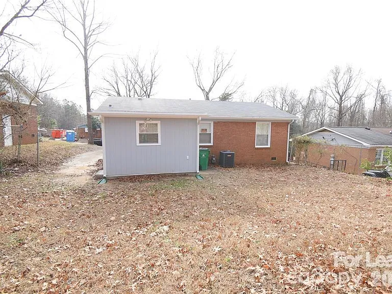 924 Edgegreen Dr — Photo 3