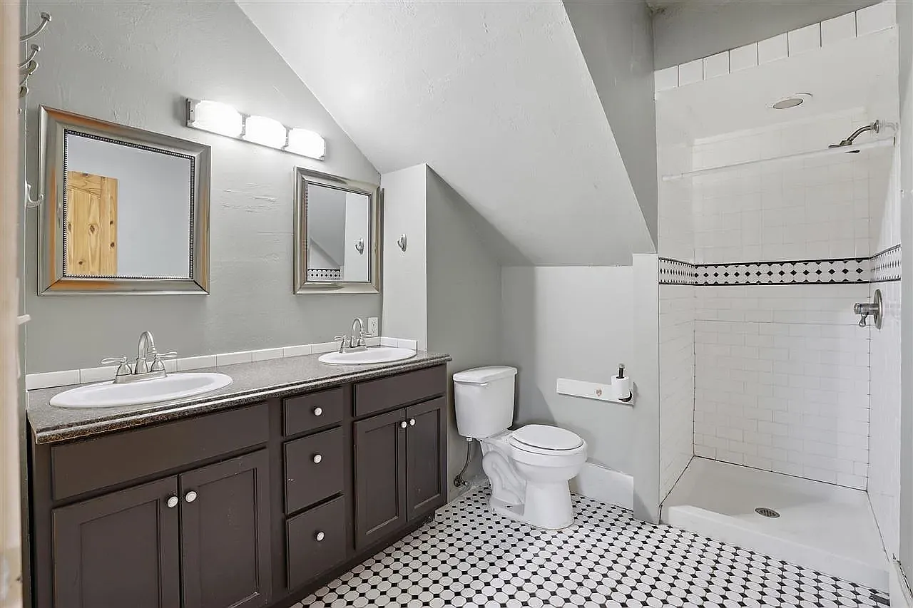 3 bed, 1200 sqft, $1,899 — Photo 2