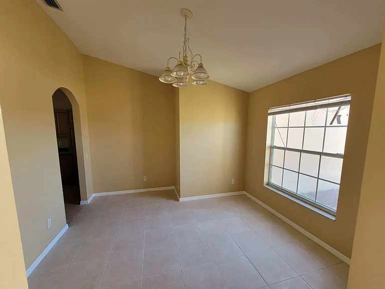 1637 NW 6th Pl — Photo 3