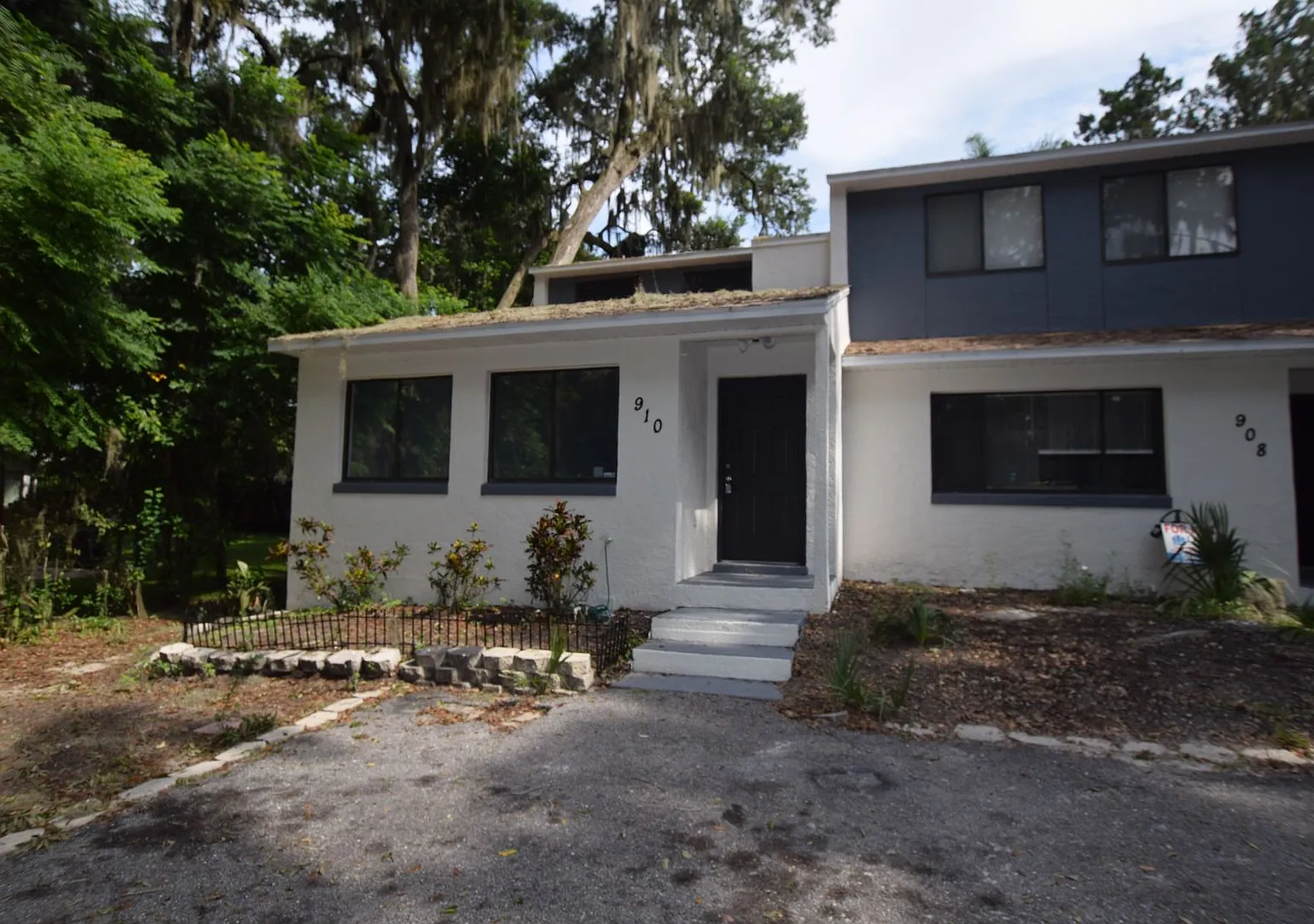 2 Bedroom, 2 Bath Townhouse For Rent at 910 Sumter Street Leesburg, Fl. 34748 — Photo 1