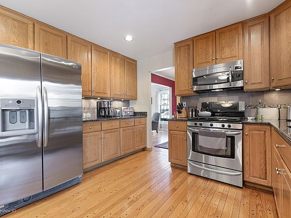 5th image of 658 Glen Haven Ln