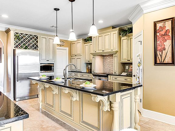3rd image of 11408 Twin Oaks Cir