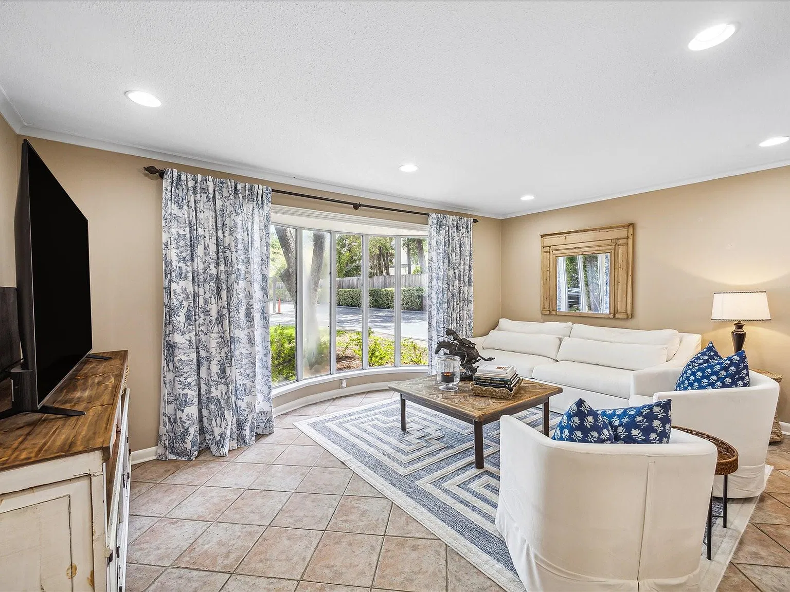 3 bed, 2.5 bath, 2226 sqft, $4,200 — Photo 3