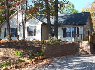 105 Woodlake Dr, Goodview, VA 24095