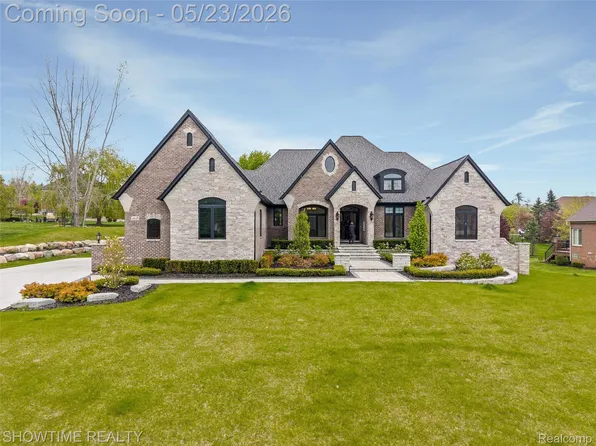 4805 Woodland Hills Dr, Rochester, MI 48306