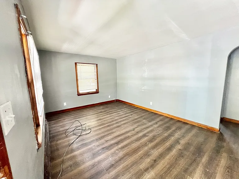 2400 Burwell Ave — Photo 2