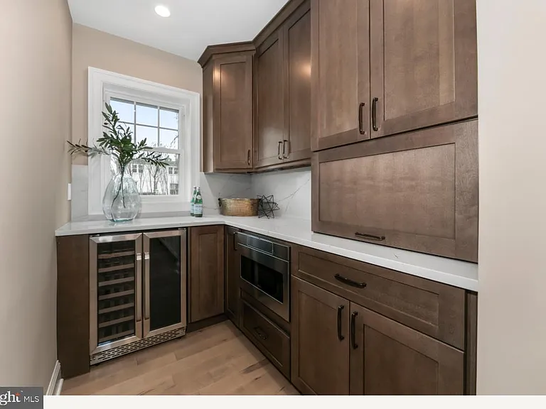 1833 W High St — Photo 18
