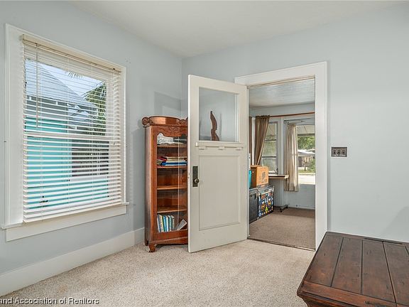 4th image of 1880 Lakeview Dr