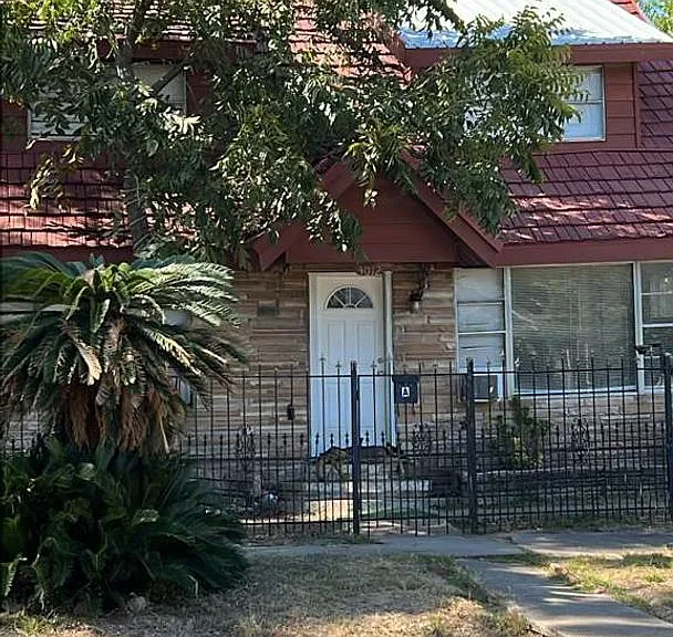 3012 Live Oak St — Photo 1