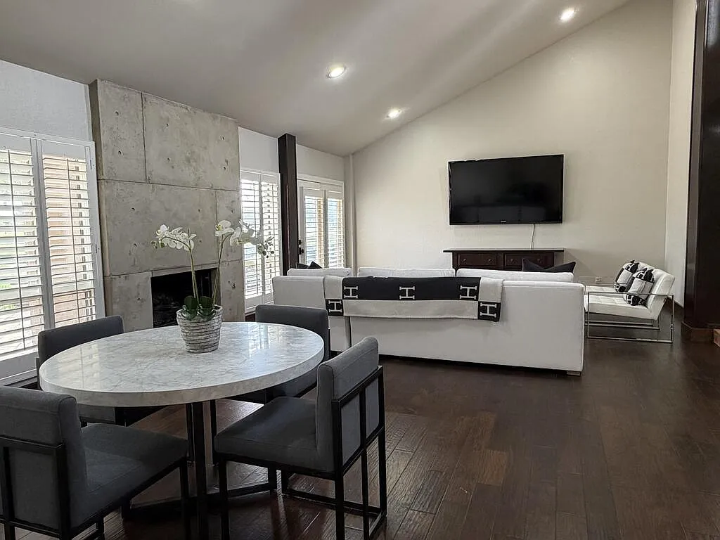 2 bed, 2.0 bath, 2500 sqft, $4,000 — Photo 4