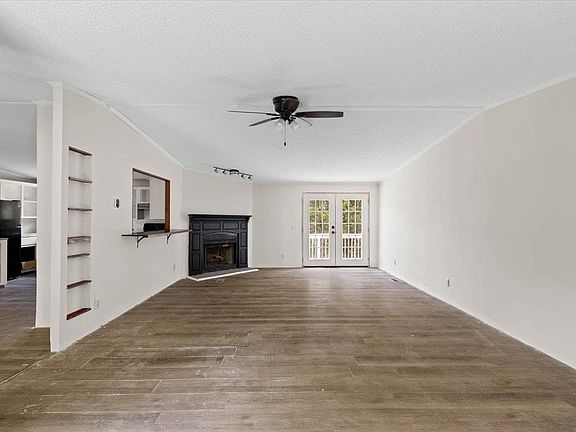 4th image of 3300 Springview Dr