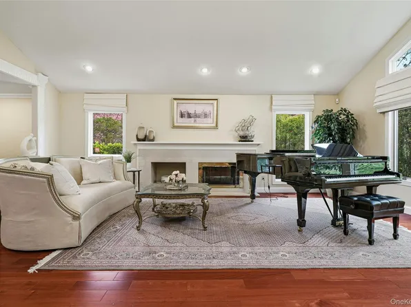 18 Aldgate Drive W, Manhasset, NY 11030
