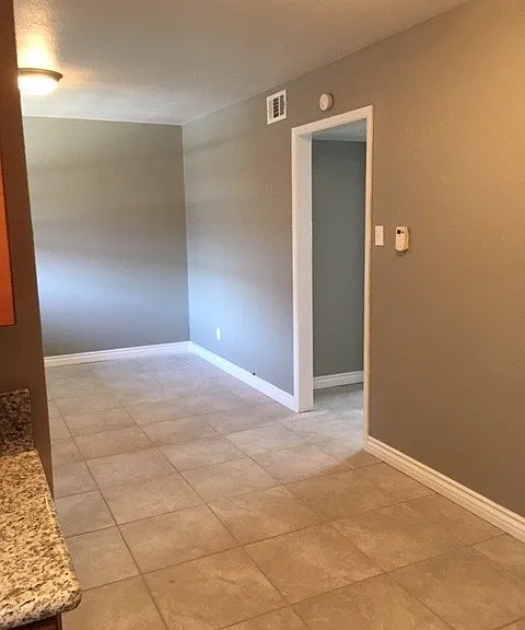 Western Oaks Apartments — Photo 13