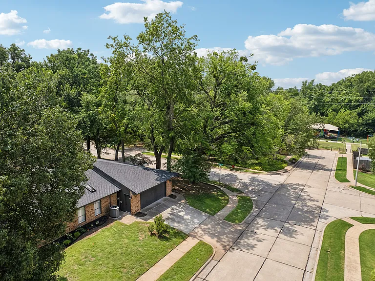 3911 Morrison Cir — Photo 46