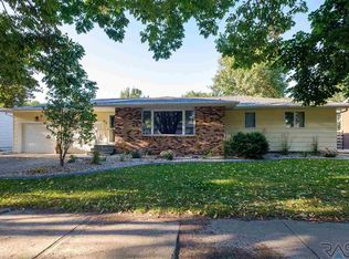 912 NE 9th St, Madison, SD 57042
