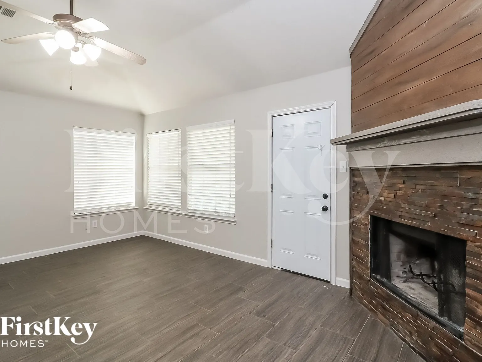 3 bed, 2.0 bath, 1819 sqft, $2,245 — Photo 2
