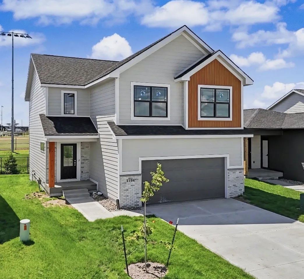 1194 NW Sproul Dr — Photo 1