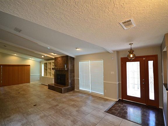 3rd image of 2710 Broadmoor Cir