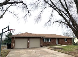7215 N 70th St, Omaha, NE 68152