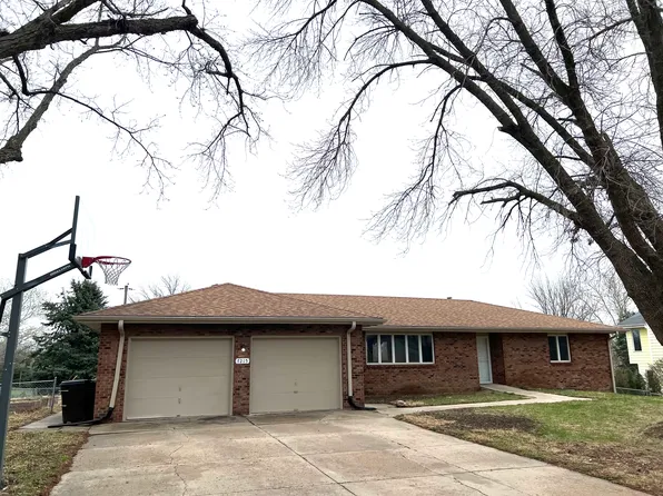 7215 N 70th St, Omaha, NE 68152