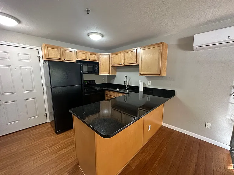 1405 Broadway St #208 — Photo 4