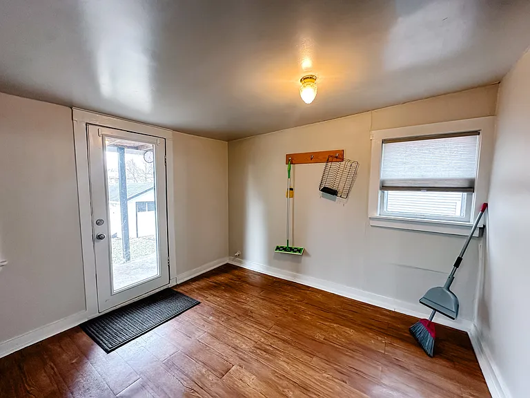 1002 N Main St — Photo 13