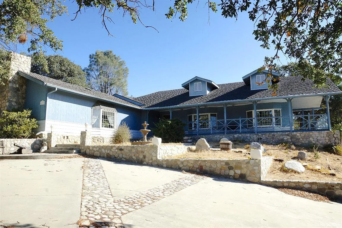 42758 Heritage Way photo 1