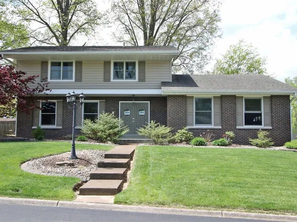 5222 Dover Dr, Godfrey, IL 62035