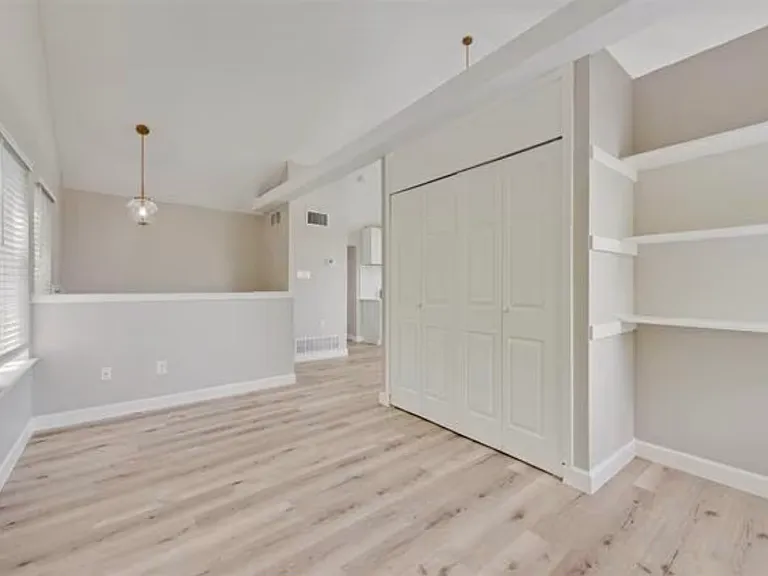 1803 Old Oak Dr #C — Photo 2