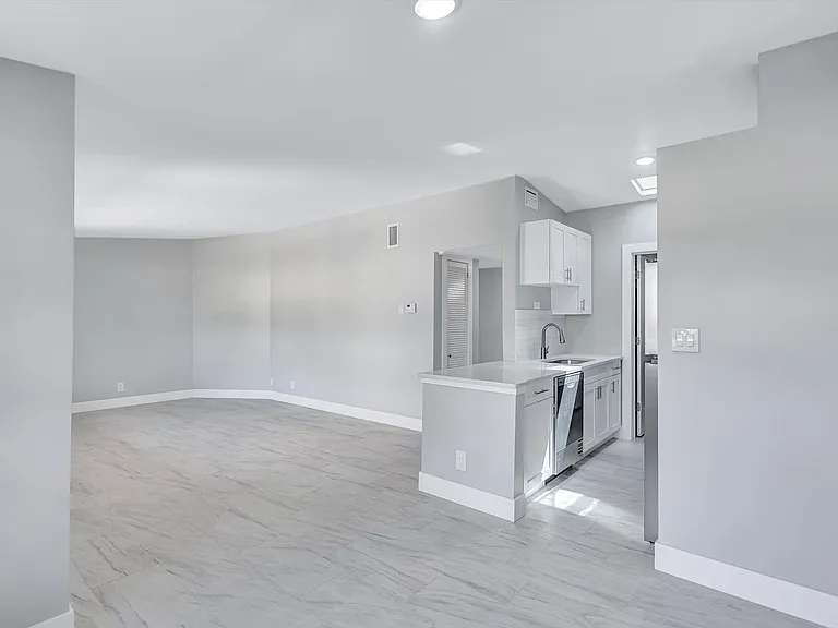 325 Capri Blvd — Photo 8