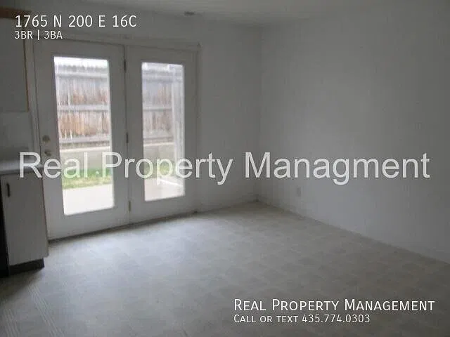 A large, 3 Bed and 2.5 bath, Town Home! Available in October! Pet friendly! — Photo 3